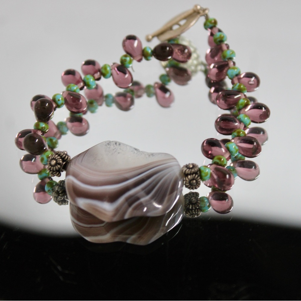 Elegant Beaded Bracelet with Agate Stone